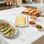 aperitivo gustoso con fette di caciocavallo molisano artigianale, bruschette di pane abbrustolito, verdure grigliate, taralli, olive verdi e pomodorini.
