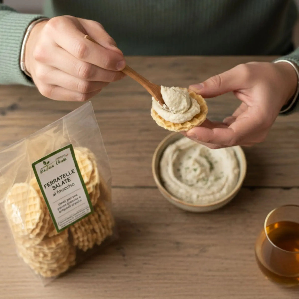 aperitivo con ferratelle salate al finocchio, hummus di lenticchie realizzato artigianalmente con lenticchie decorticate e birra american ipa artigianale. 
