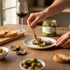 aperitivo con melanzane in olio extravergine di oliva, pane artigianale e un bicchiere di vino rosso Tintilia