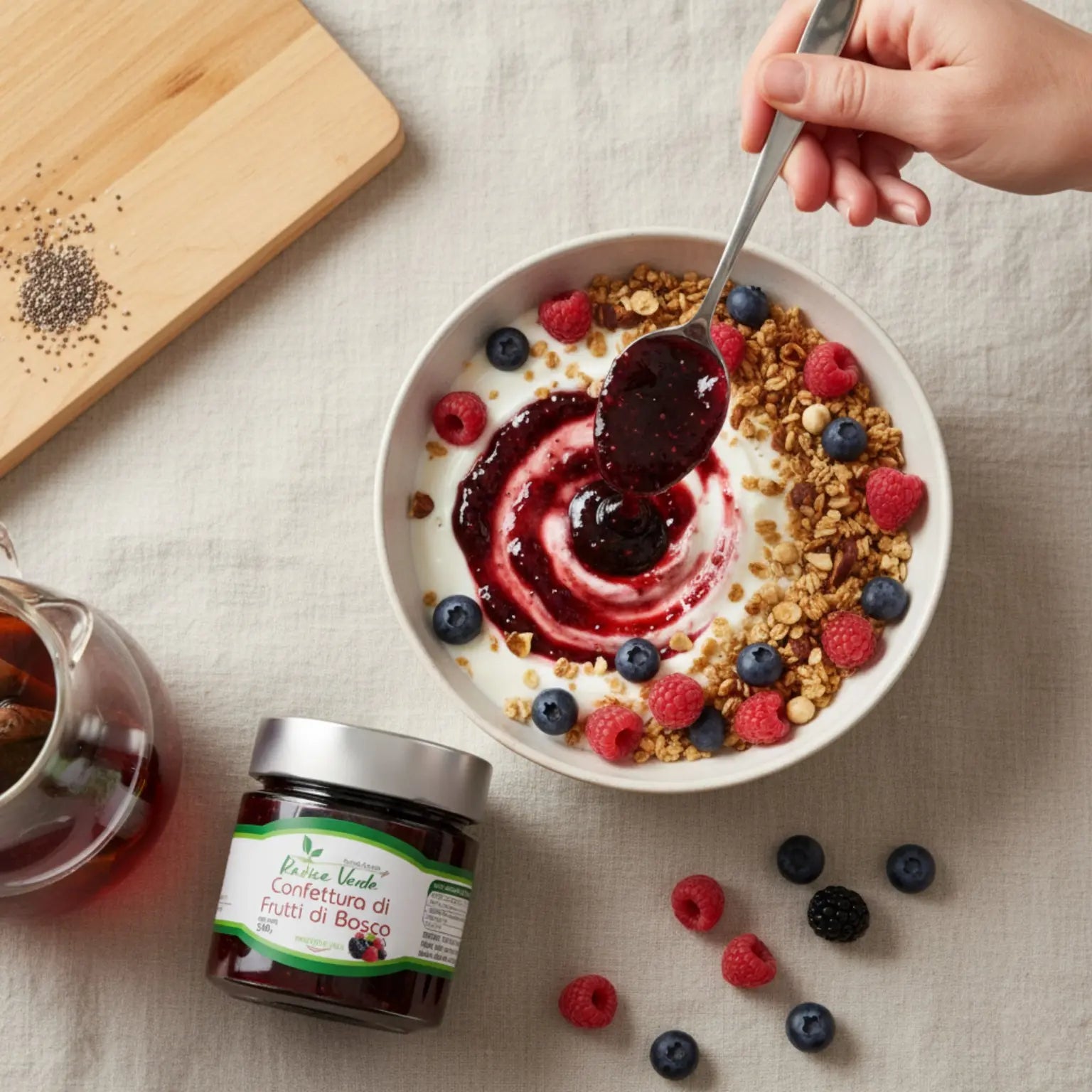 Confettura di frutti di bosco artigianale da gustare con yogurt vegetale, cereali, lamponi e mirtilli