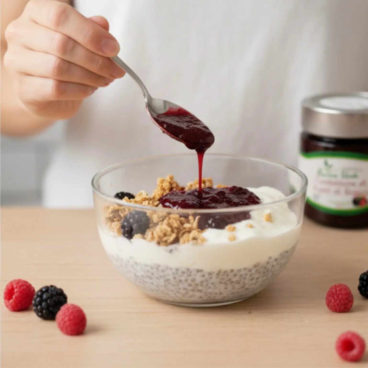 Bowl di yogurt vegetale e semi di chia da gustare con confettura di frutti di bosco artigianale, cereali, more e lamponi. 