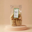 pacco di ferratelle salate al finocchio realizzate artigianalmente da un produttore locale in Molise. Ingredienti: farina di frumento 00, vino bianco (contiene solfiti), olio di semi di girasole alto oleico, sale, finocchio 2%, lievito (pirofosfato di sodio, sodio bicarbonato, amido di mais). Prodotto soggetto a calo peso naturale -5%. Si possono trovare tracce di glutine, uova, frutta, latte e derivati