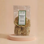 pacco di ferratelle salate al rosmarino realizzate artigianalmente in Molise da un produttore locale. Ingredienti: farina di frumento 00, vino bianco (contiene solfiti), olio di semi di girasole altoleico, sale, rosmarino 2%, lievito (pirofosfato di sodio, sodio bicarbonato, amido di mais). Prodotto soggetto a calo peso naturale - 5%. Si possono trovare tracce di glutine, uova, frutta, latte e derivati.