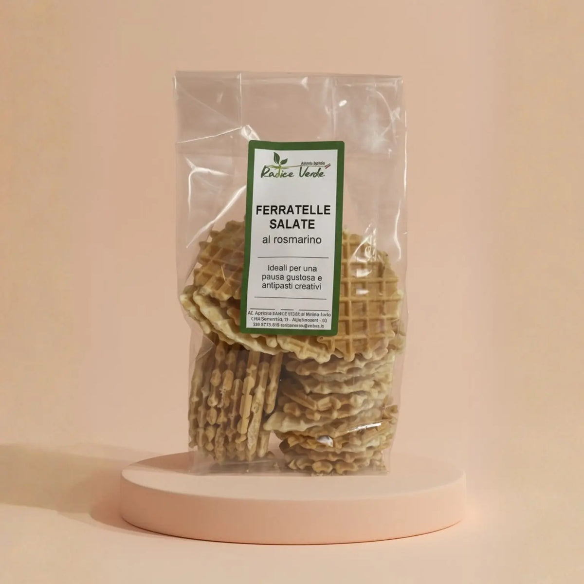 pacco di ferratelle salate al rosmarino realizzate artigianalmente in Molise da un produttore locale. Ingredienti: farina di frumento 00, vino bianco (contiene solfiti), olio di semi di girasole altoleico, sale, rosmarino 2%, lievito (pirofosfato di sodio, sodio bicarbonato, amido di mais). Prodotto soggetto a calo peso naturale - 5%. Si possono trovare tracce di glutine, uova, frutta, latte e derivati.
