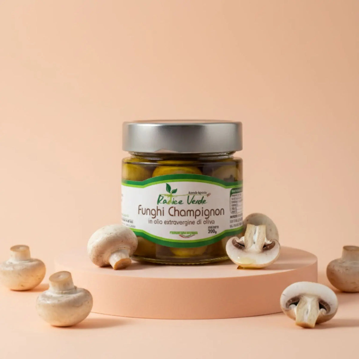 vasetto in vetro di funghi champignon in olio extravergine di oliva realizzati artigianalmente in Italia da mani esperte
