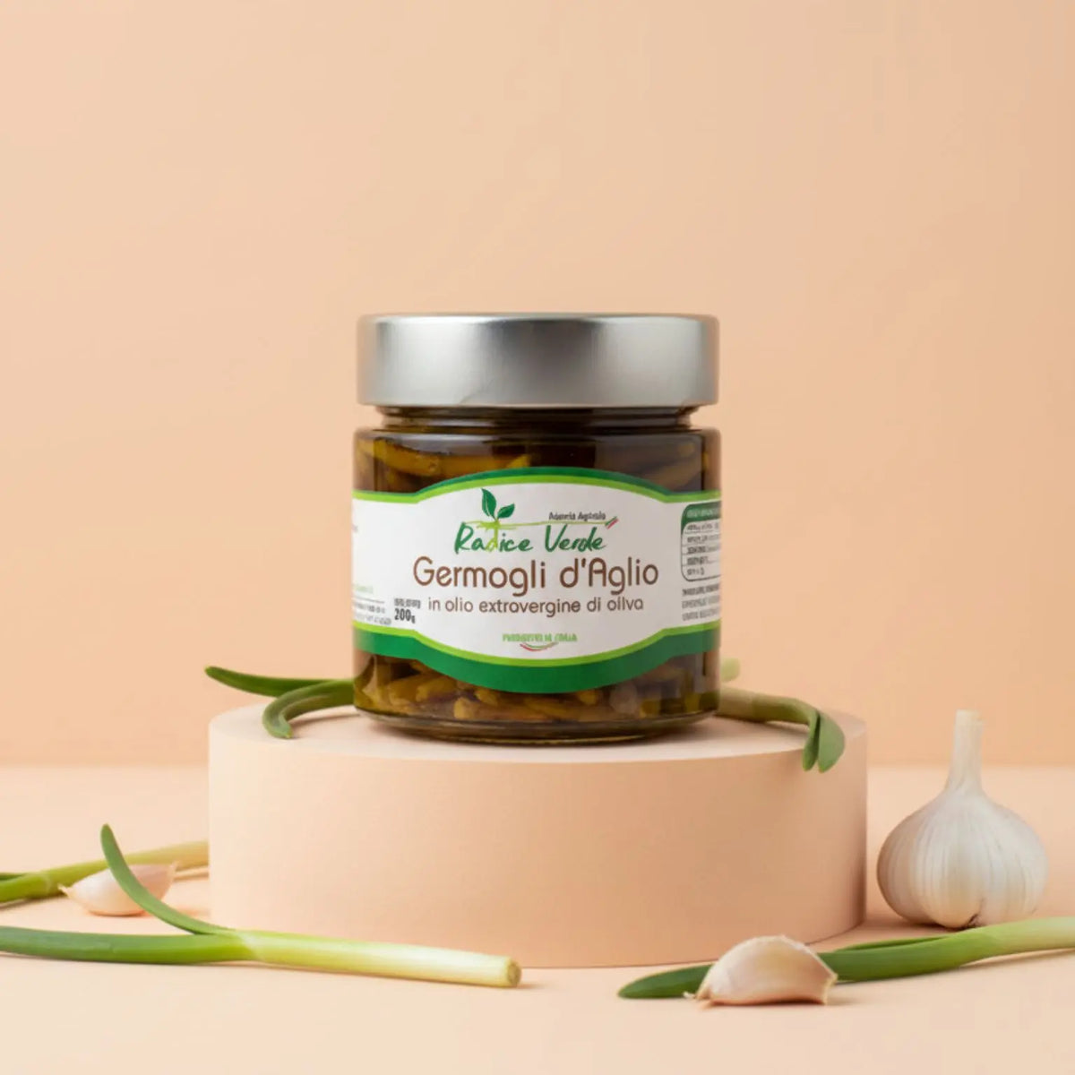 vasetto di germogli d'aglio in olio extravergine di oliva realizzati artigianalmente in Italia