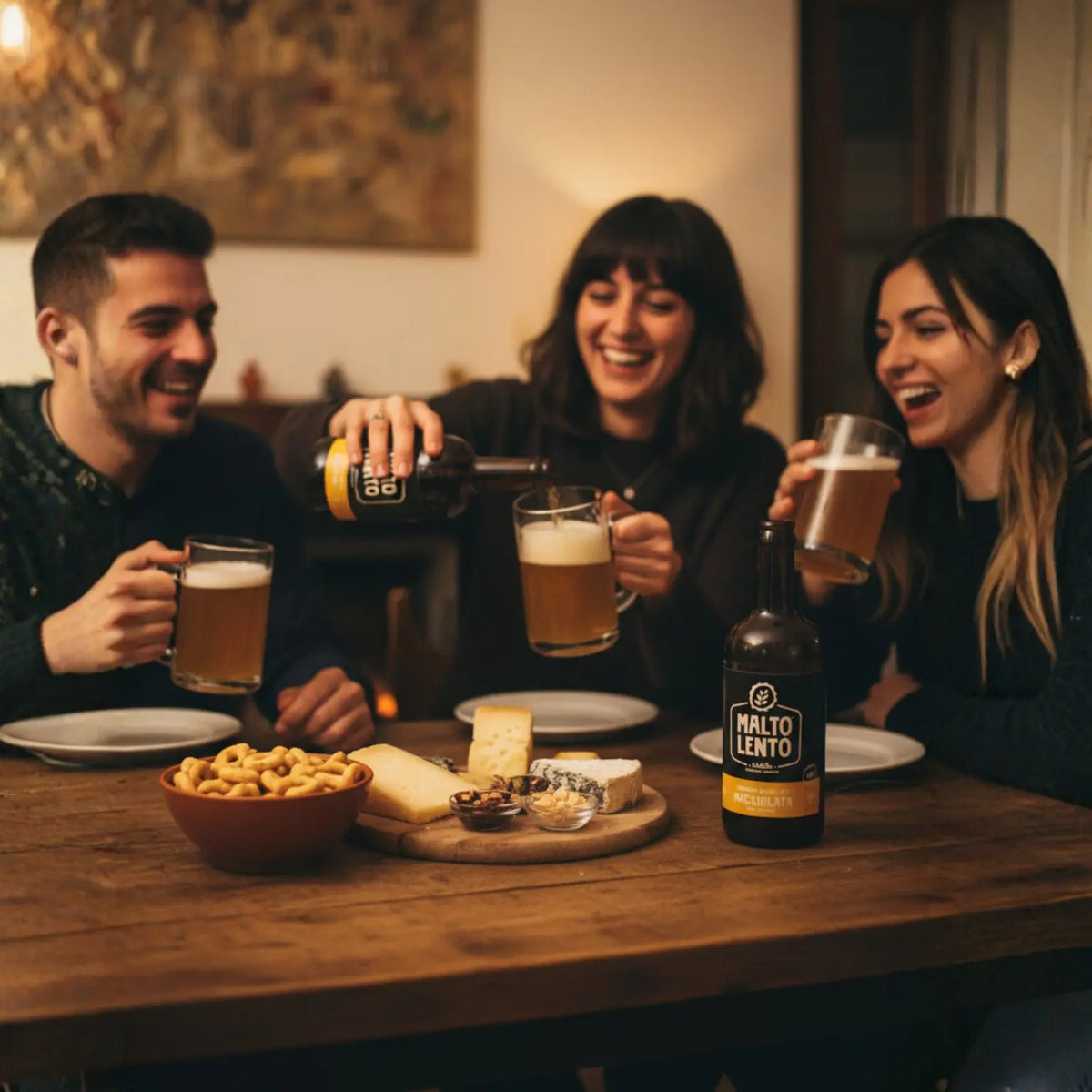 serata tra amici con birra artigianale italiana, taralli, e formaggi vegetali