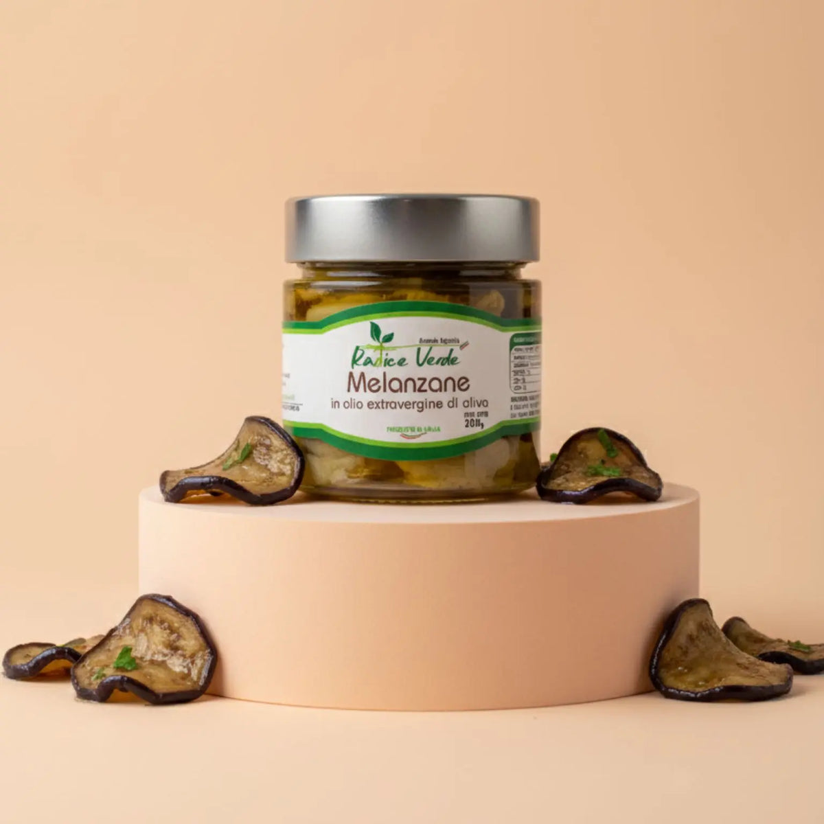 vasetto in vetro di melanzane in olio extravergine di oliva realizzate artigianalmente in Italia da mani esperte