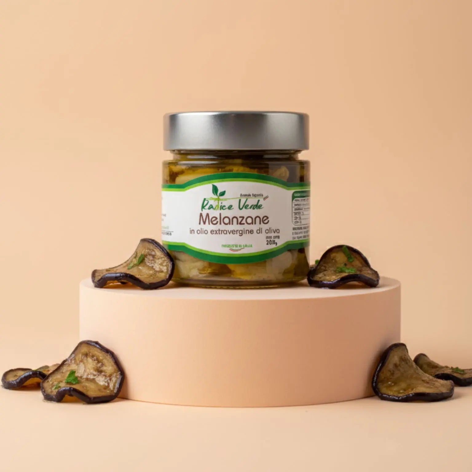vasetto in vetro di melanzane in olio extravergine di oliva realizzate artigianalmente in Italia da mani esperte
