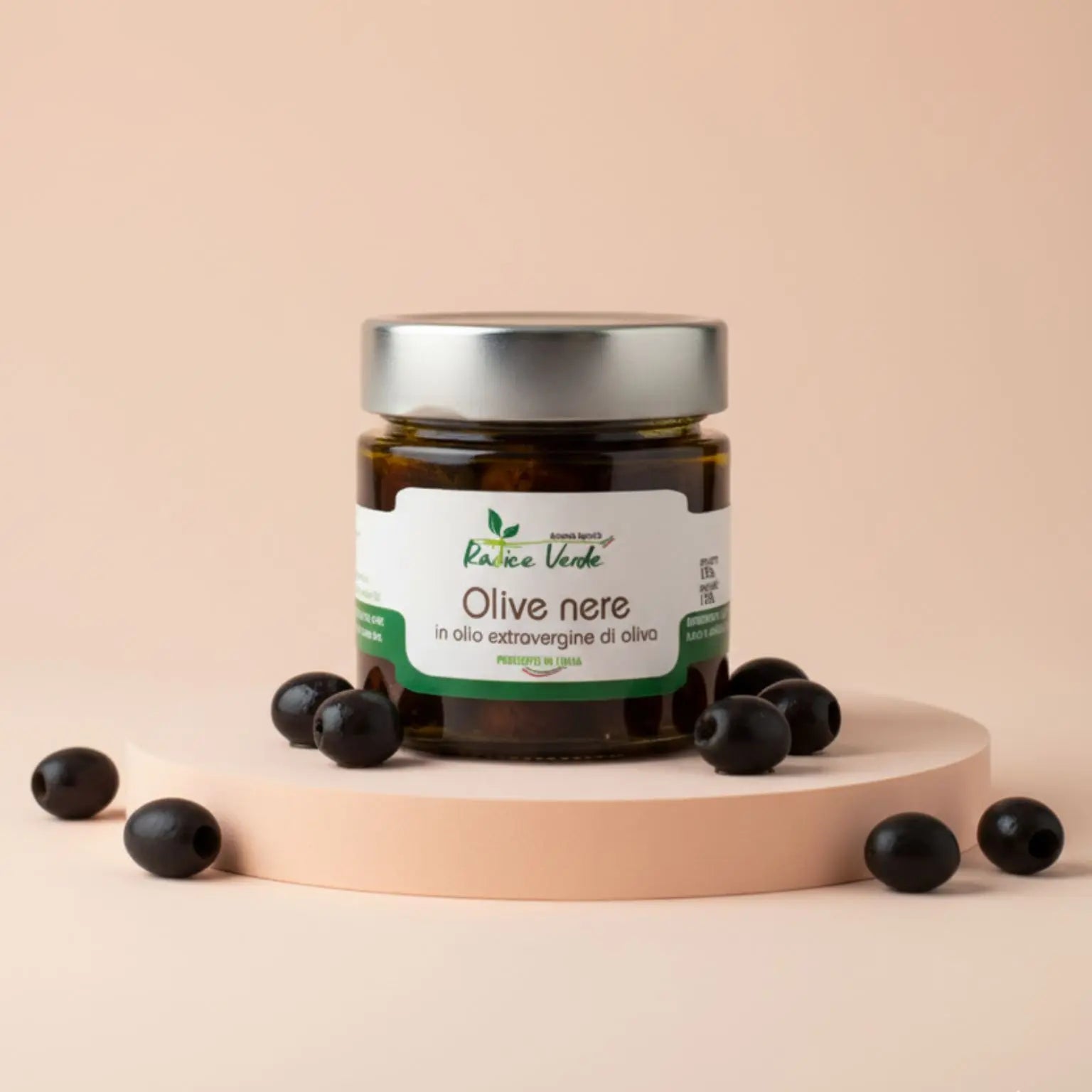 vasetto di olive nere in olio extravergine di oliva realizzate artigianalmente in Italia da mani esperte