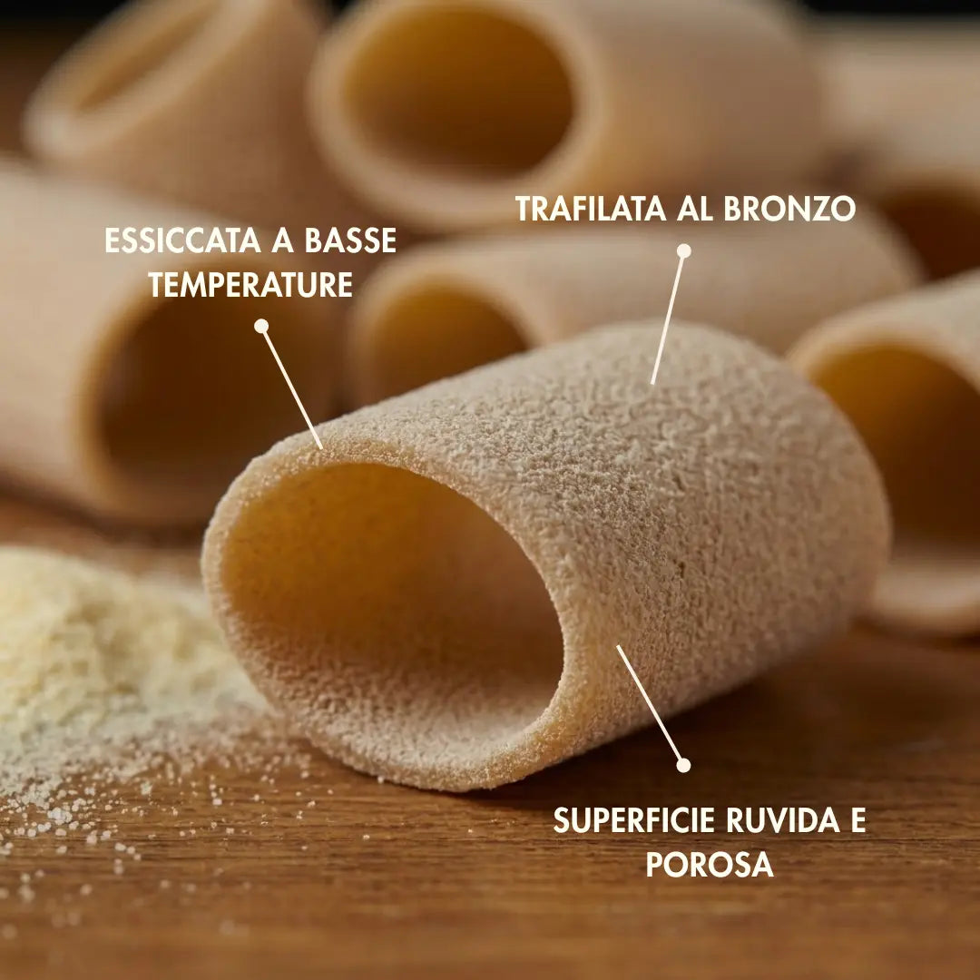 Caratteristiche dei nostri paccheri artigianali:
1. trafilati al bronzo
2. Essiccati a basse temperature
3. superficie ruvida e porosa ottima per trattenere ogni tipo di condimento.