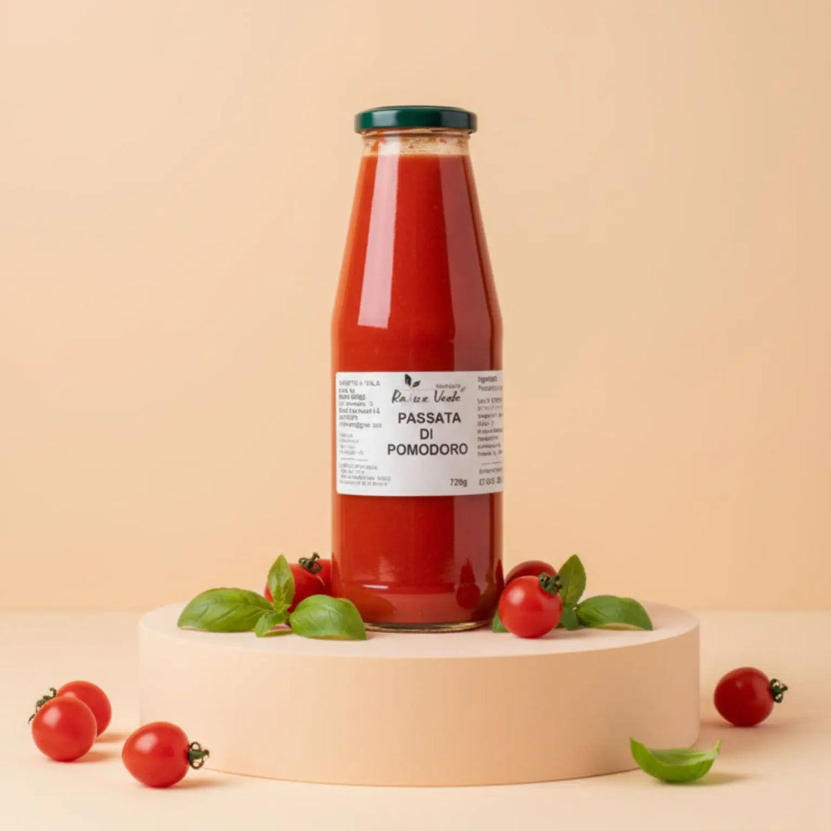 bottiglia di passata di pomodoro realizzata artigianalmente senza conservanti in Italia da un piccolo produttore