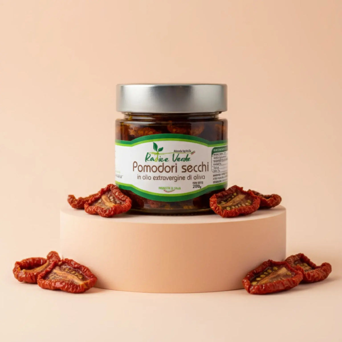 vasetto di pomodori secchi in olio extravergine di oliva realizzati artigianalmente in italia da mani esperte