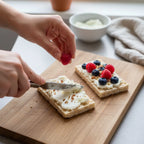 colazione genuina con barrette di farro e orzo artigianali formaggio spalmabile e frutti rossi