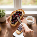 pane tostato fatto in casa con burro vegetale e marmellata di amarene