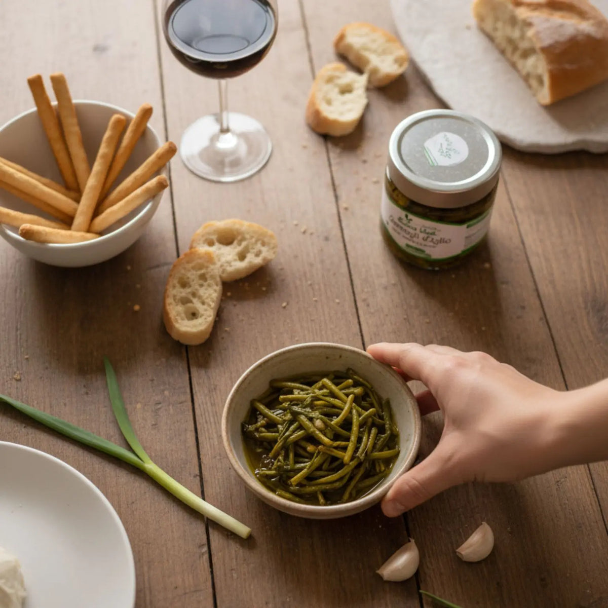 aperitivo con grissini, pane artigianale e germogli d'aglio in olio EVO realizzati a mano in Italia