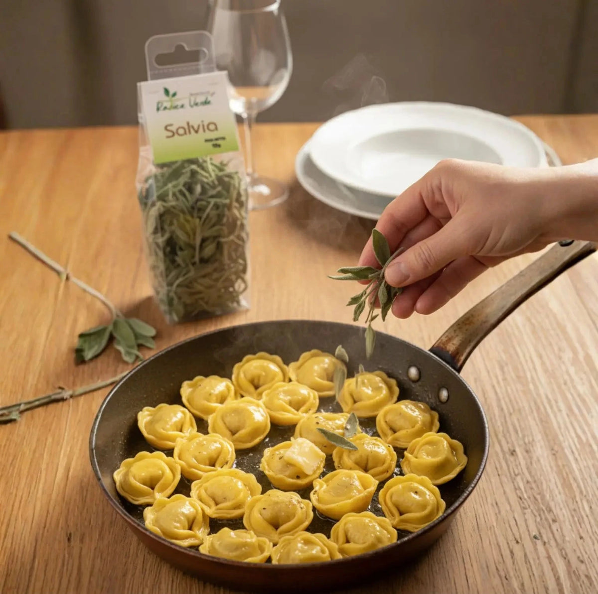 tortelli ripieni conditi con burro e salvia 