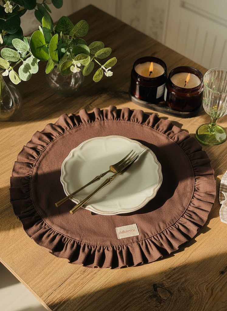 tovaglietta rotonda cleo marrone realizzata artigianalmente in 100% cotone perfetta per la prima colazione con logo dallaterra
