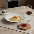 primo piatto a base di risotto realizzato con pistilli di zafferano e accompagnato da un bicchiere di Tintilia del Molise