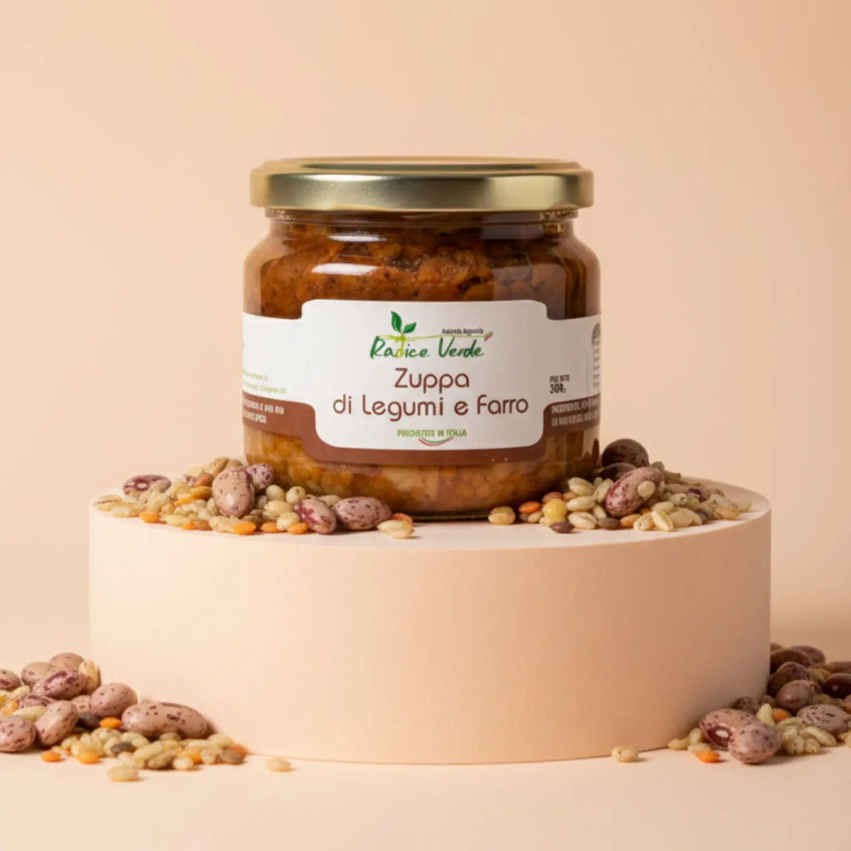 zuppa di legumi e farro in vasetto di vetro. Eccellenza italiana realizzata artigianalmente con materie di prima qualità in Molise