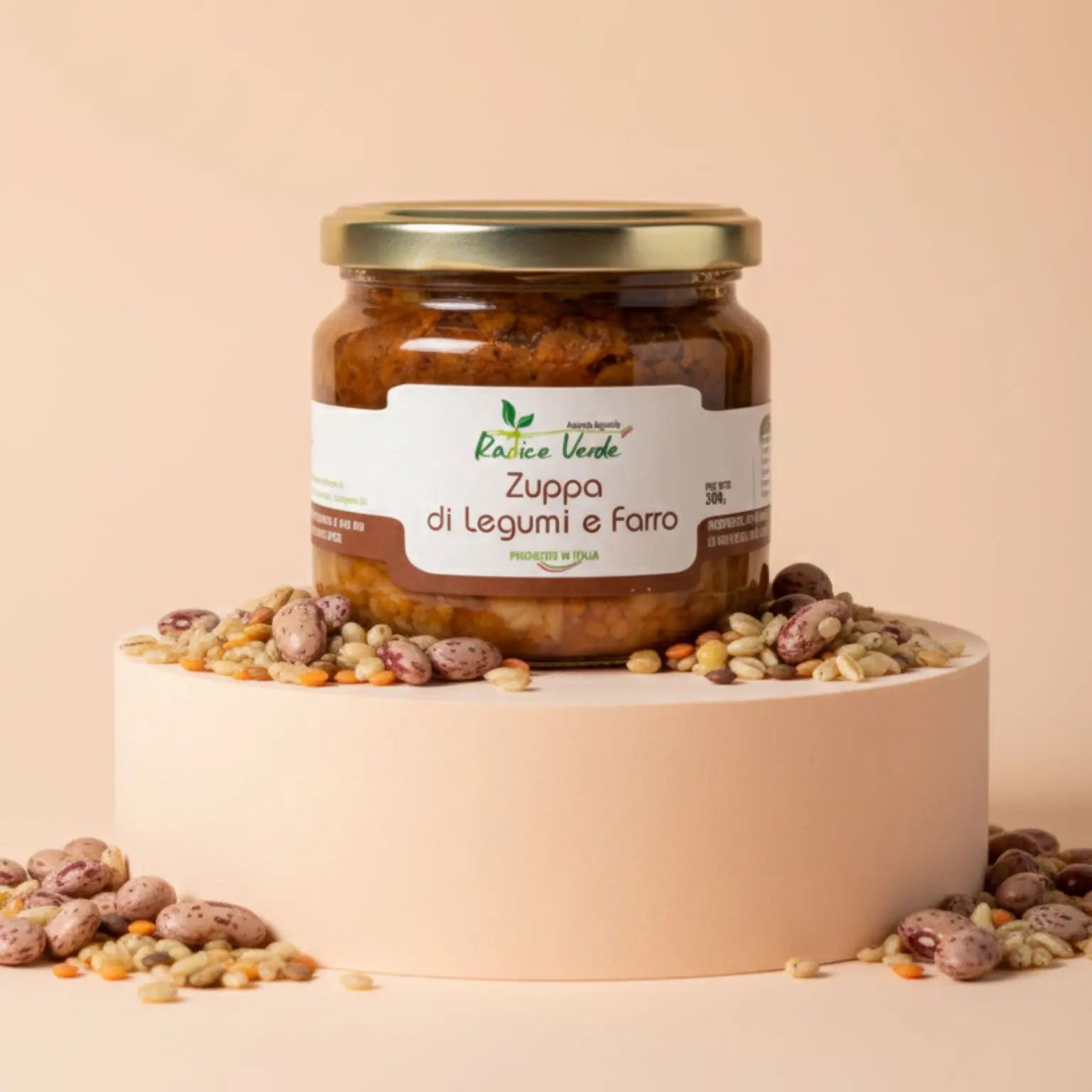 zuppa di legumi e farro in vasetto di vetro. Eccellenza italiana realizzata artigianalmente con materie di prima qualità in Molise